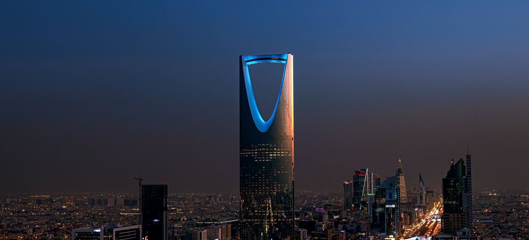 برج المملكة في الرياض ليلاً